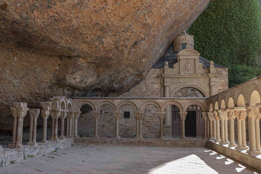 Huesca - real monasterio de San Juan de la Peña 22 - claustro.jpg